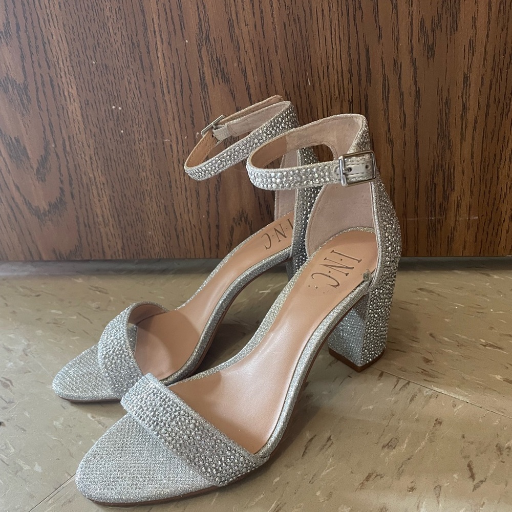 Sliver Sparkly Heels Only Worn Once Size 6 In Wom… - image 2